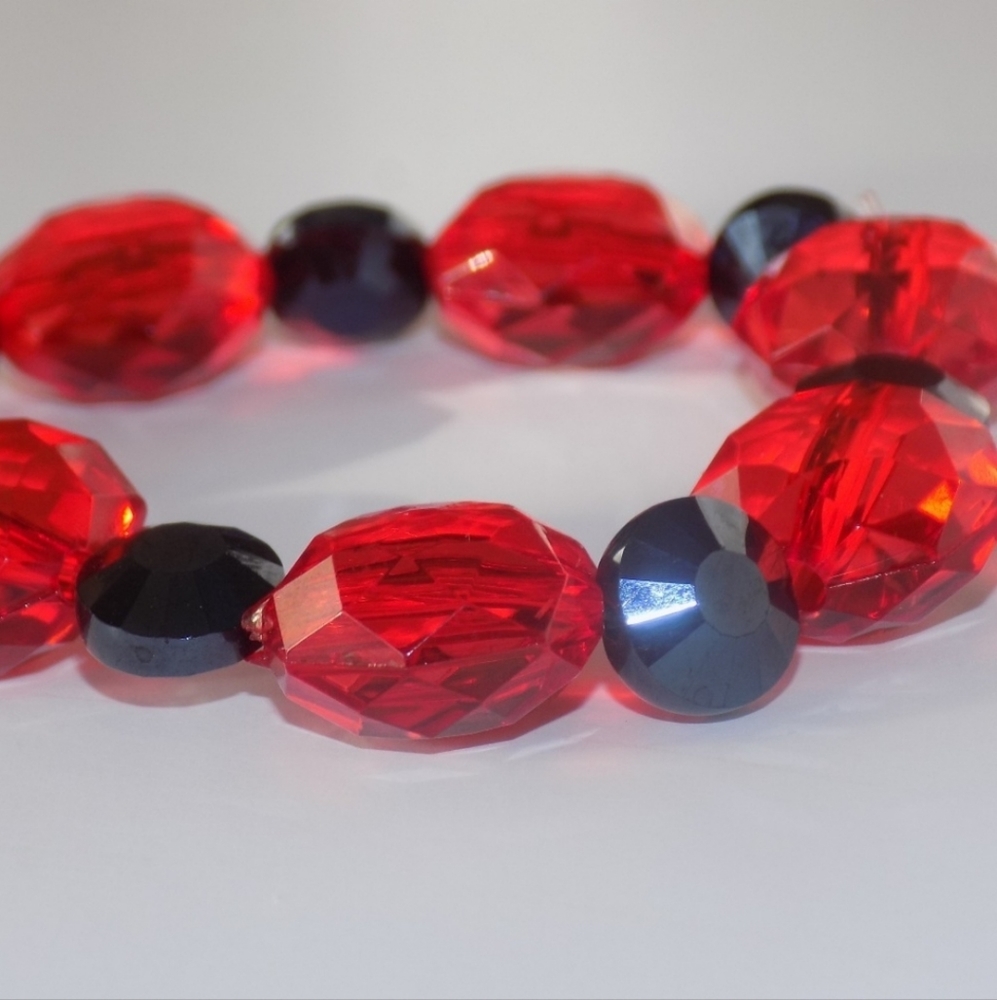 Beautiful red and black crystal glass beaded bracelet 7"